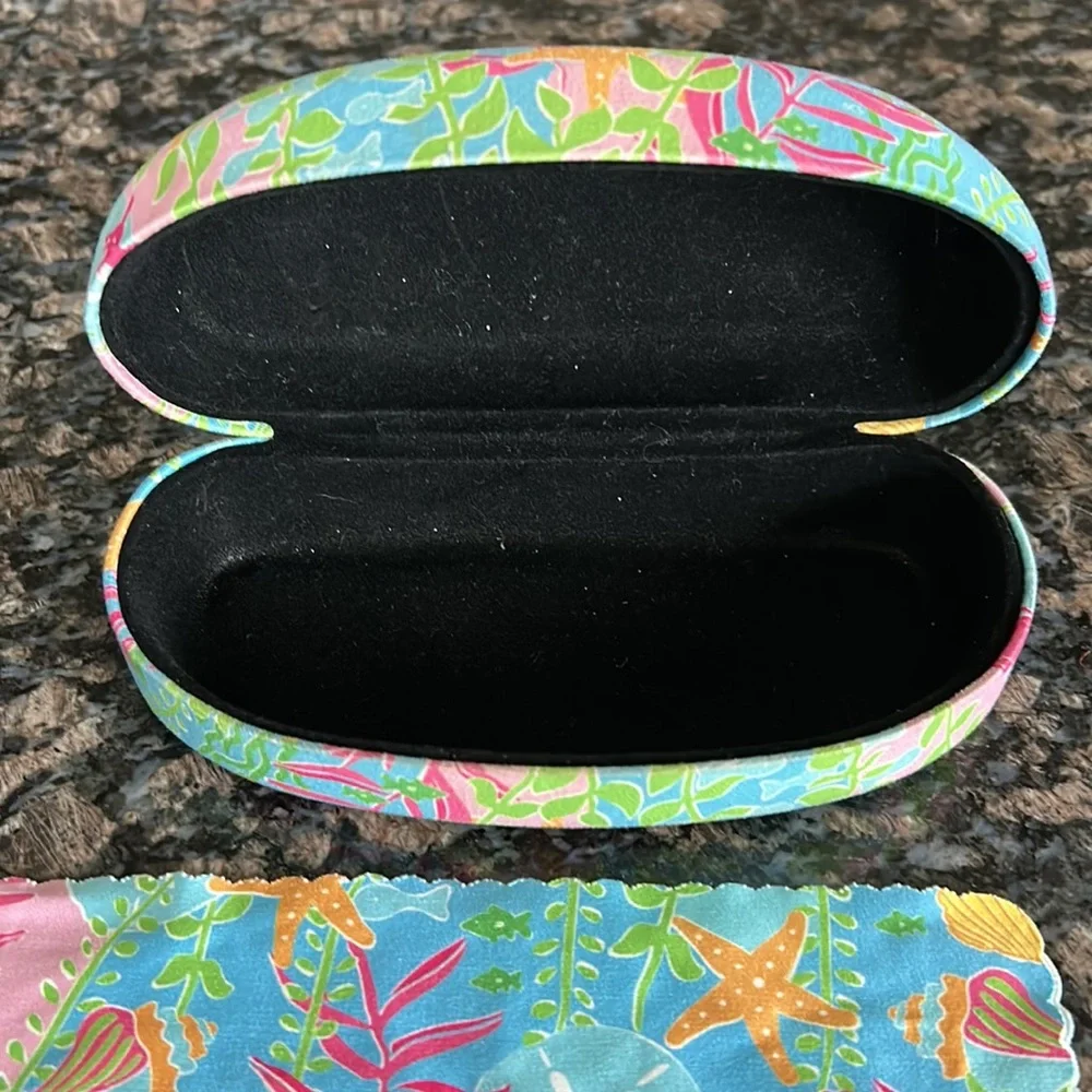 EYEGLASS HOLDER AND CLEANING CLOTH